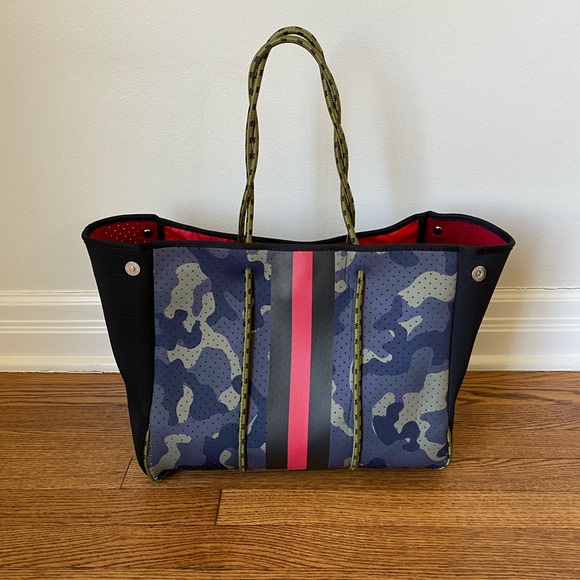CHEVAUX Neoprene Tote - Waterproof and Washable - Picture 2 of 4